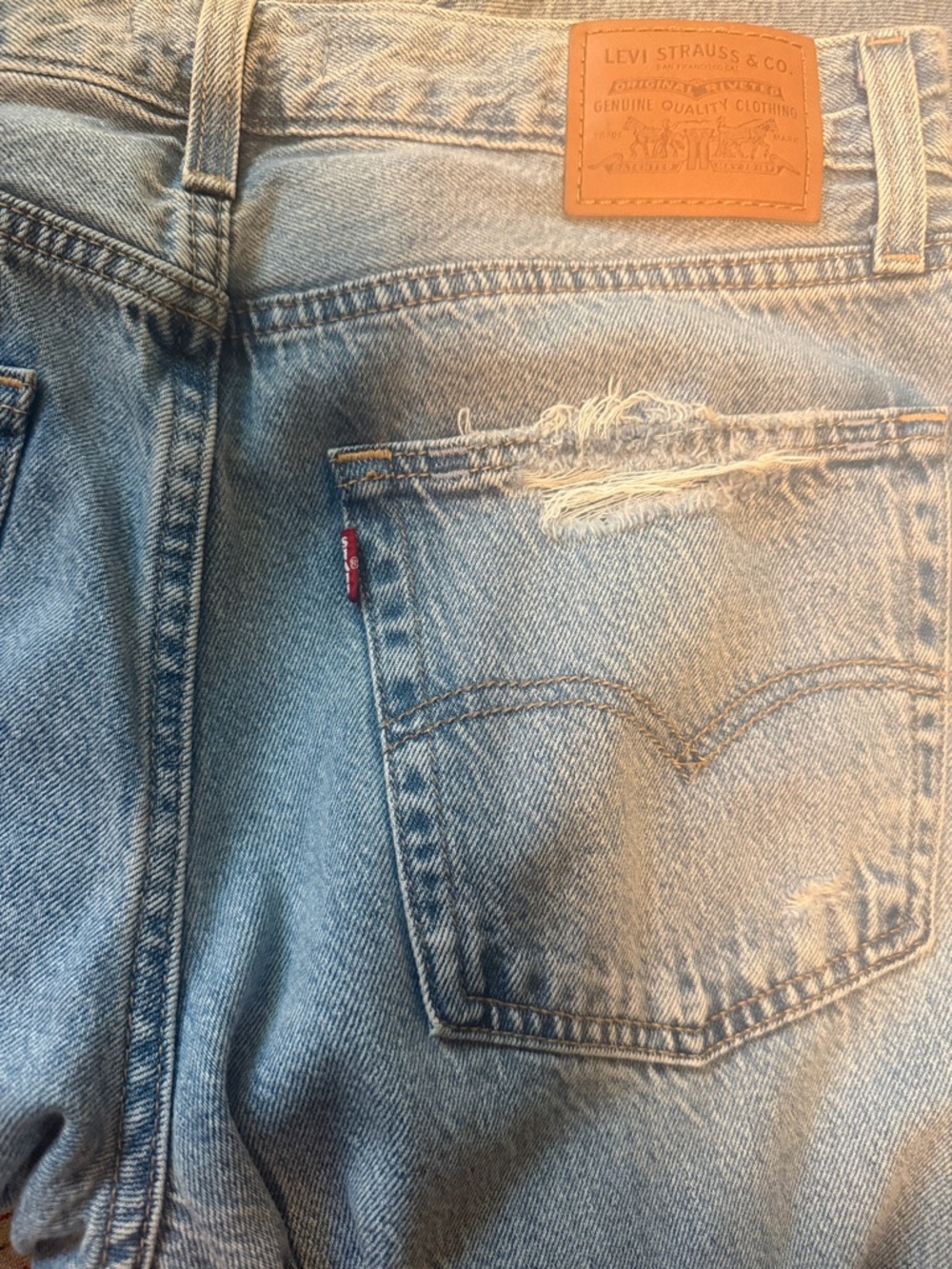 LEVIS BAGGY DAD | DISTRESSED LIGHT WASH
